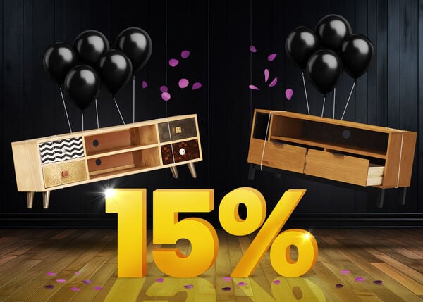 Две дървени ТВ конзоли и черни балони пред ярко жълт знак от 15% на тъмен дървен под.