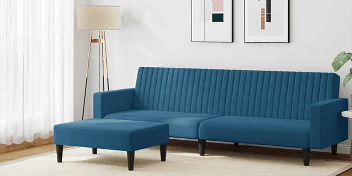 Цветни сгъваеми плажни столове и чадър за открито във вътрешен двор. Кликни, за да пазаруваш колекцията.