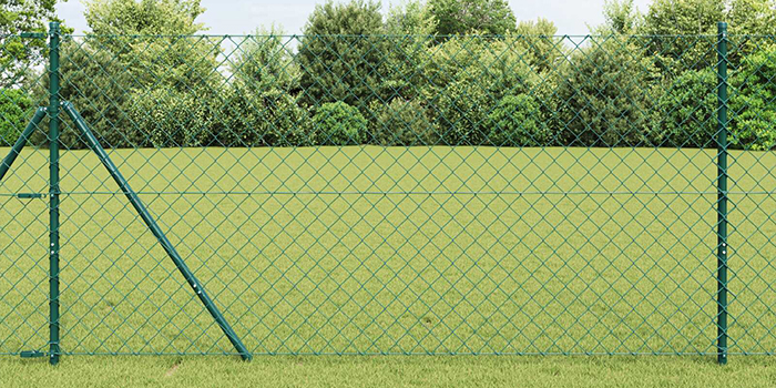 Мрежеста градинска ограда с метална рамка и поддържащи колове. Кликни, за да пазаруваш колекцията.