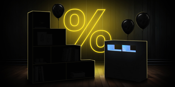 Черни модулни шкафове за съхранение с черни балони пред светещ жълт знак за процент върху тъмен дървен под.