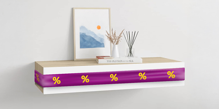 Бял плаващ рафт с лилава панделка и икони за отстъпка, с декорации в стилна стая. Кликни, за да пазаруваш продуктите от офертата.