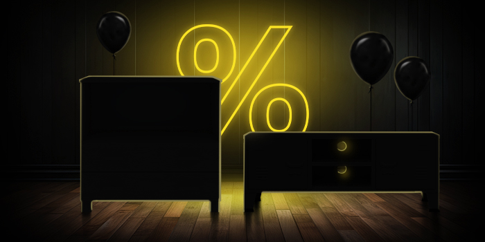 Скрин и ТВ конзола в черно с черни балони пред светещ жълт знак за процент върху тъмен дървен под.