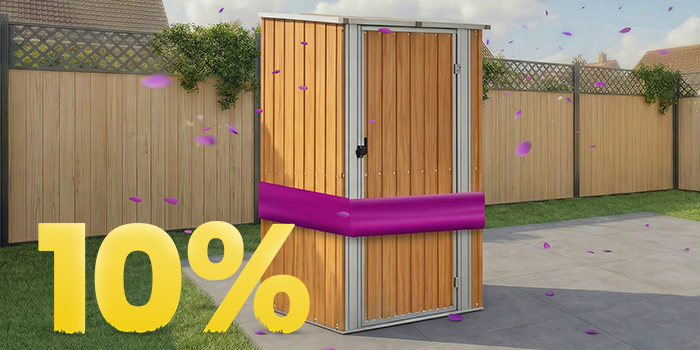 Дървен градински склад под беседка на слънчев вътрешен двор, заобиколен от цветя и ограда, с банер за пролетна промоция 10%.