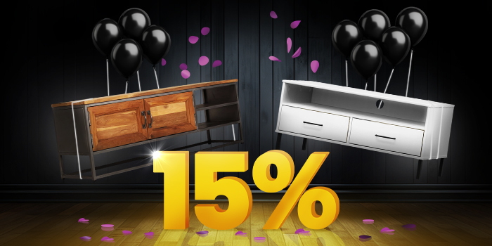 Дървена и метална ТВ конзола и бяла ТВ конзола с черни балони пред ярко жълт знак от 15% на тъмен дървен под.