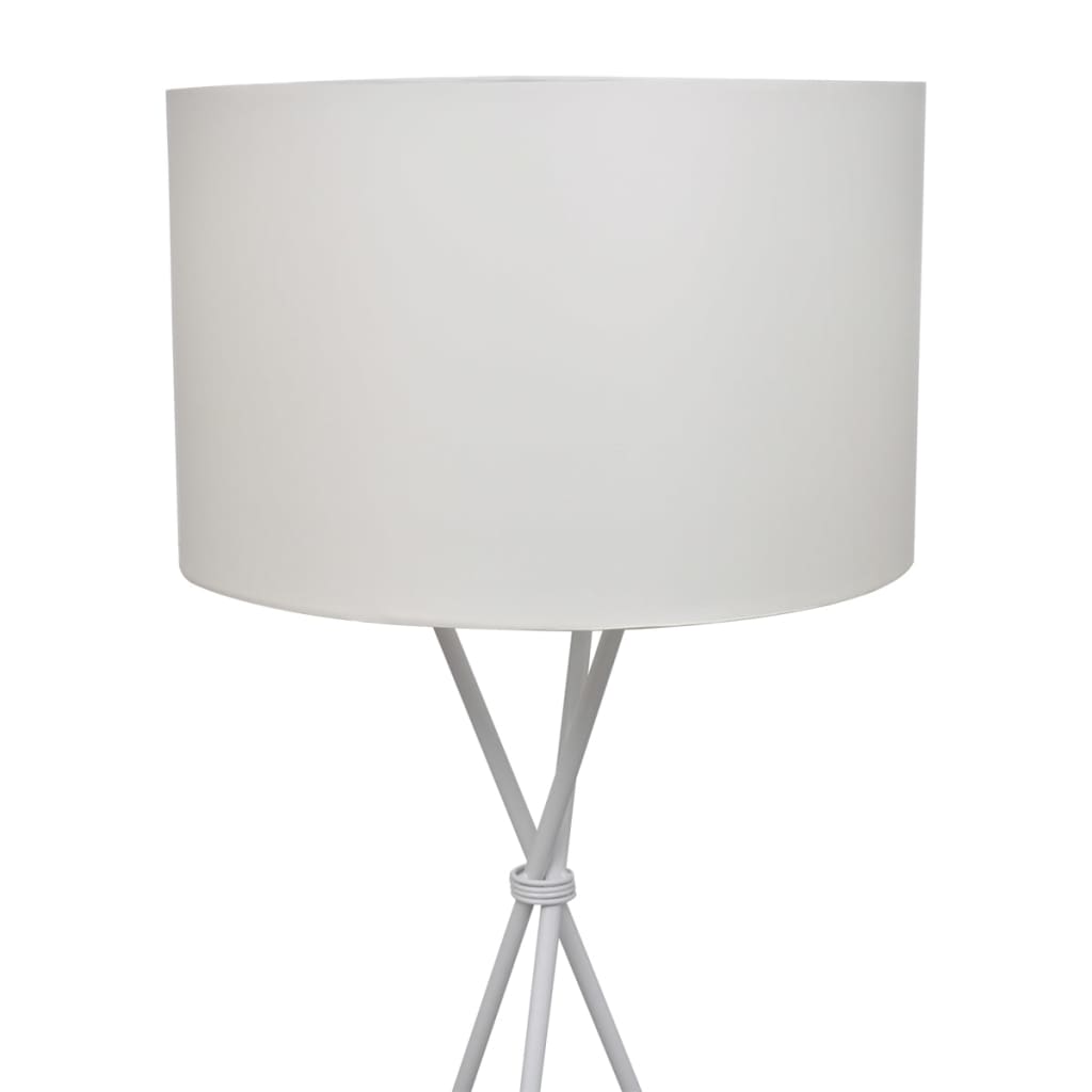 Елегантна лампа, с висока стойка и бял абажур